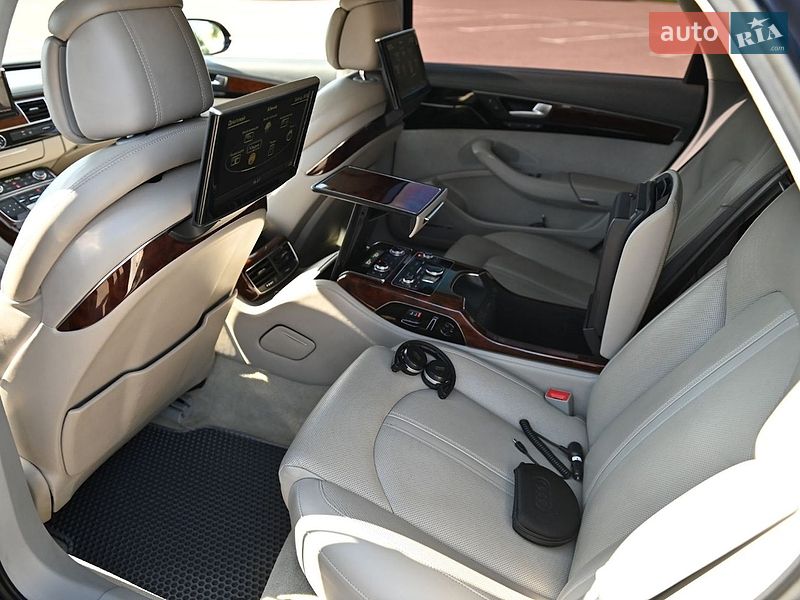 Седан Audi A8 2010 в Ровно
