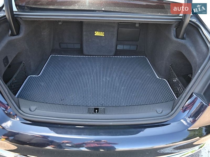 Седан Audi A8 2010 в Ровно