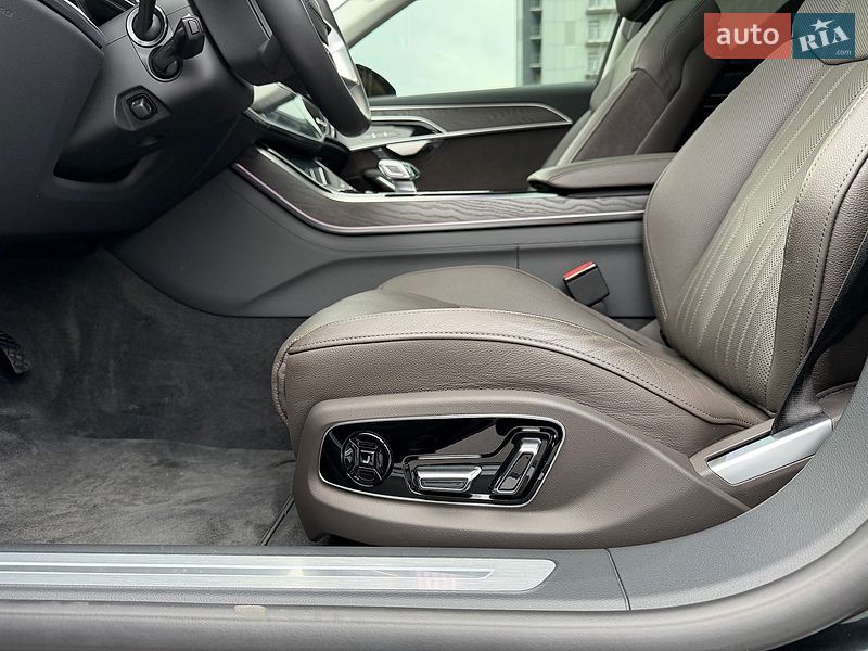 Седан Audi A8 2022 в Киеве