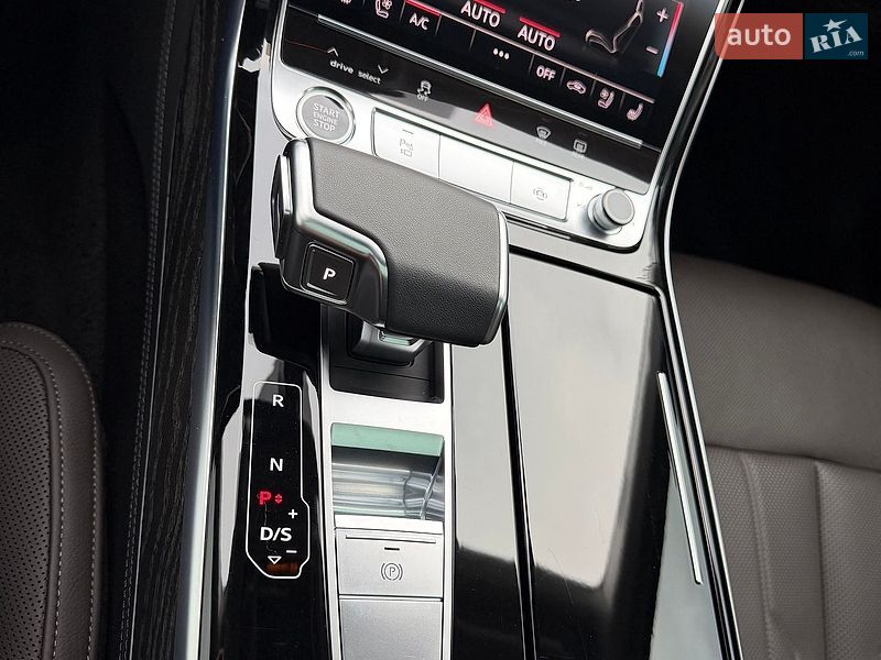 Седан Audi A8 2022 в Киеве