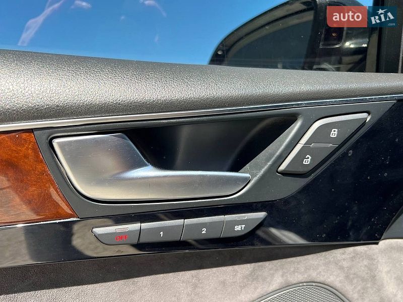 Седан Audi A8 2012 в Львові