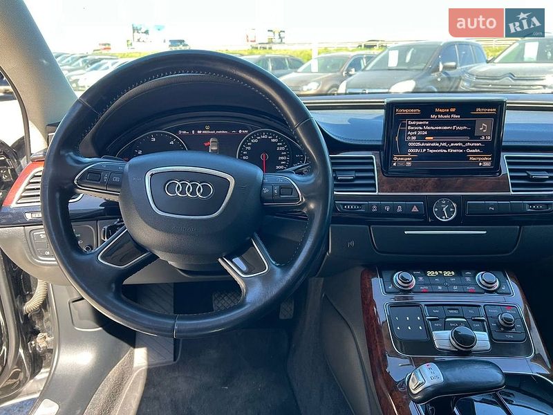 Седан Audi A8 2012 в Львові