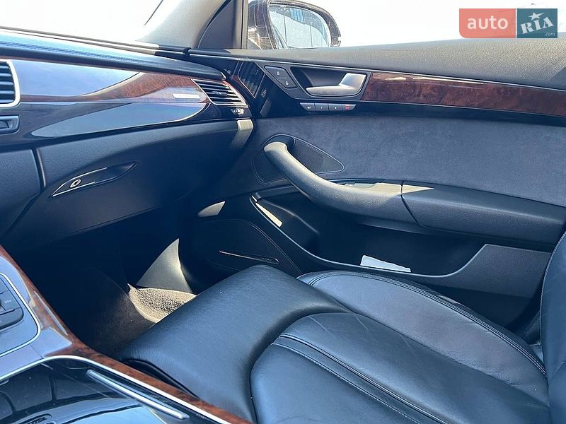 Седан Audi A8 2012 в Львові