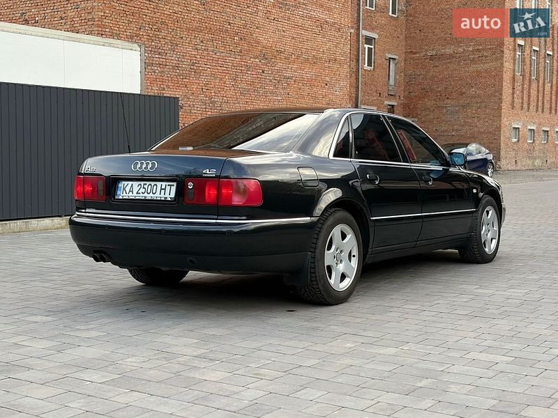 Седан Audi A8 2000 в Староконстантинове