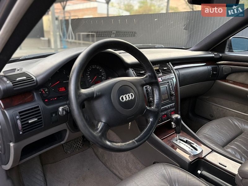 Седан Audi A8 2000 в Староконстантинове