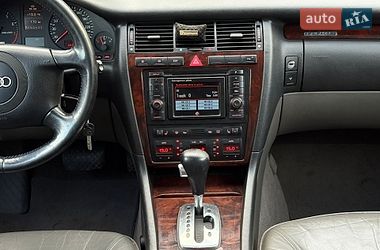 Седан Audi A8 2000 в Староконстантинове