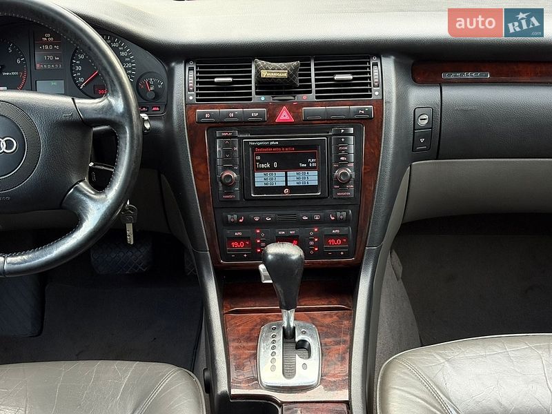 Седан Audi A8 2000 в Староконстантинове