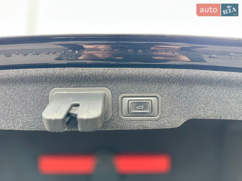Седан Audi A8 2013 в Львове