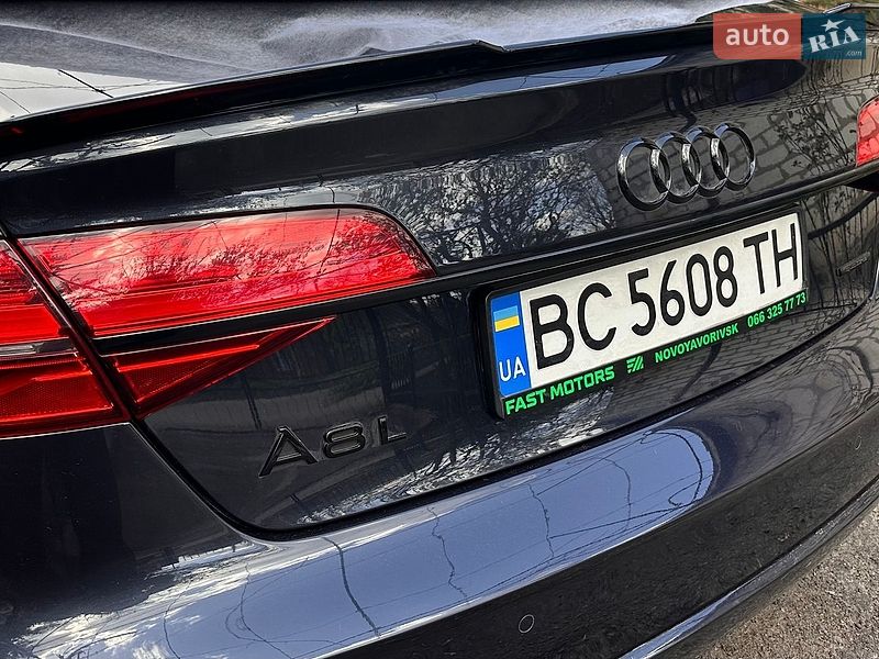Седан Audi A8 2017 в Первомайську