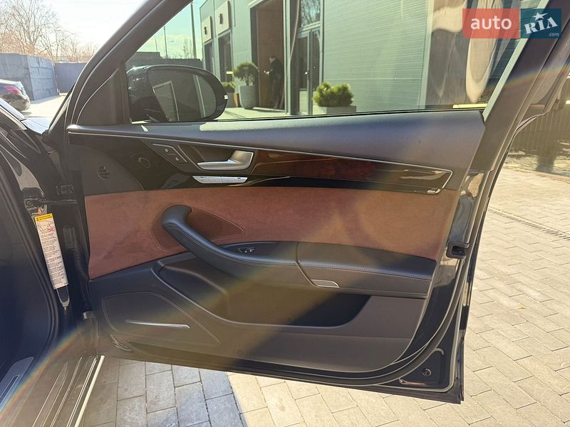 Седан Audi A8 2015 в Киеве