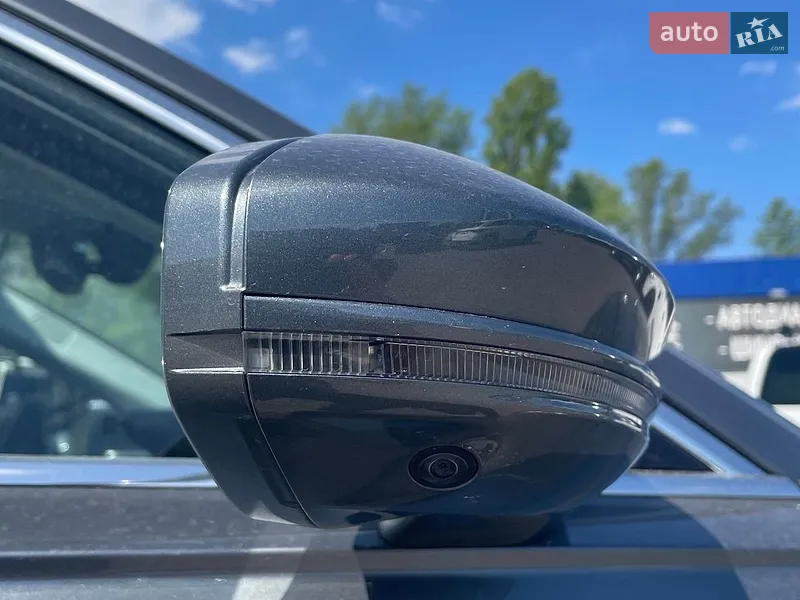 Audi A8 2018 VIN WAU8DAF83KN010633 фото оголошення 30 з 176