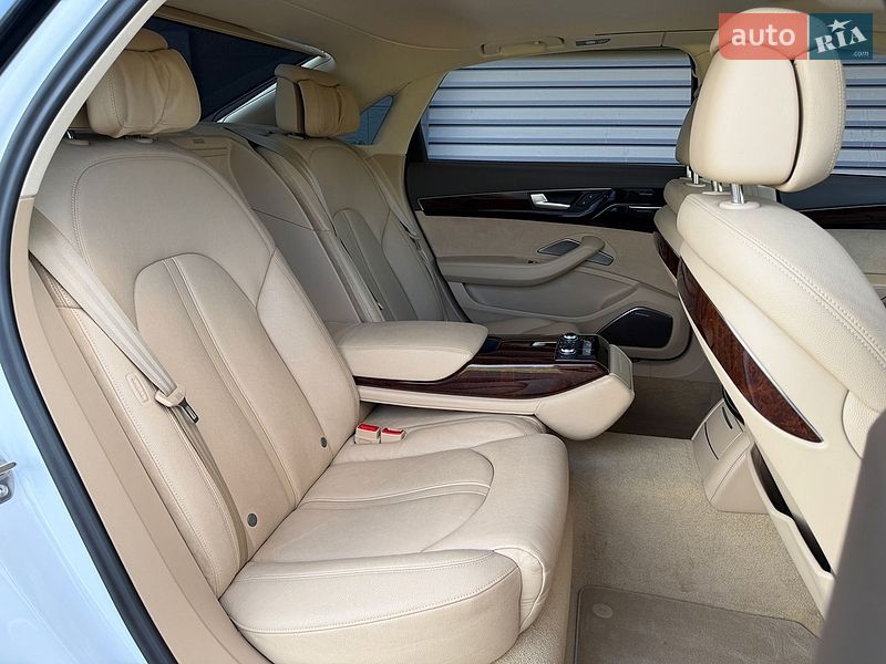 Седан Audi A8 2012 в Києві