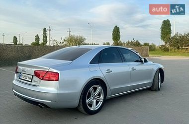 Седан Audi A8 2012 в Вараше