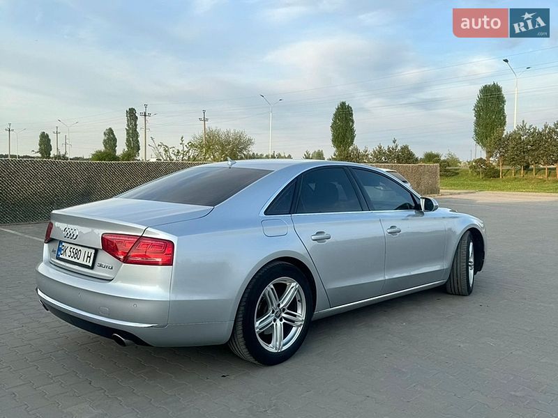 Седан Audi A8 2012 в Вараше