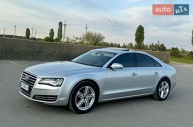 Седан Audi A8 2012 в Вараше