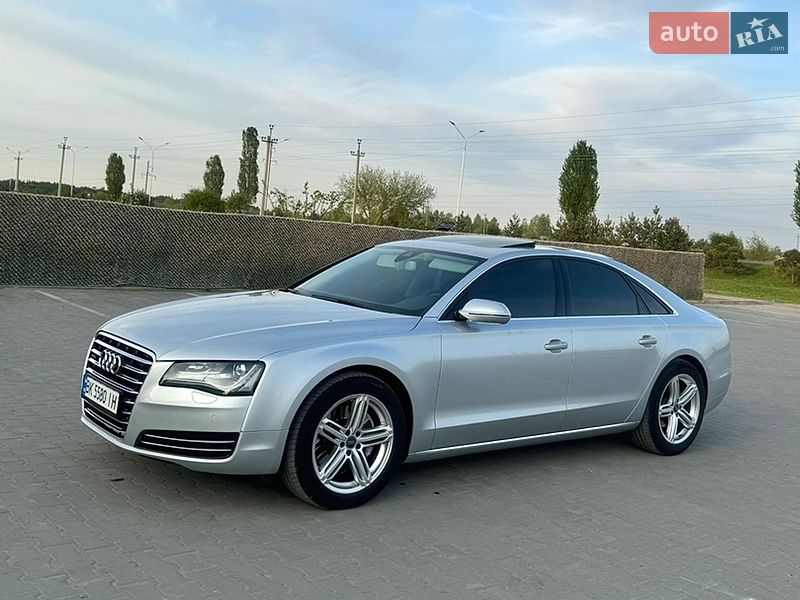 Седан Audi A8 2012 в Вараше