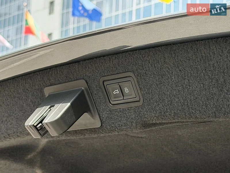 Audi A8 2018 VIN WAU8DAF83KN010633 фото оголошення 82 з 176