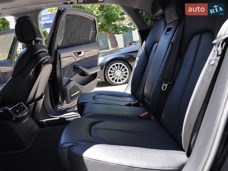 Седан Audi A8 2015 в Одесі
