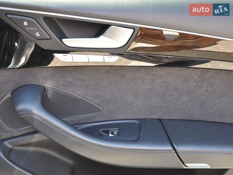 Седан Audi A8 2015 в Одесі
