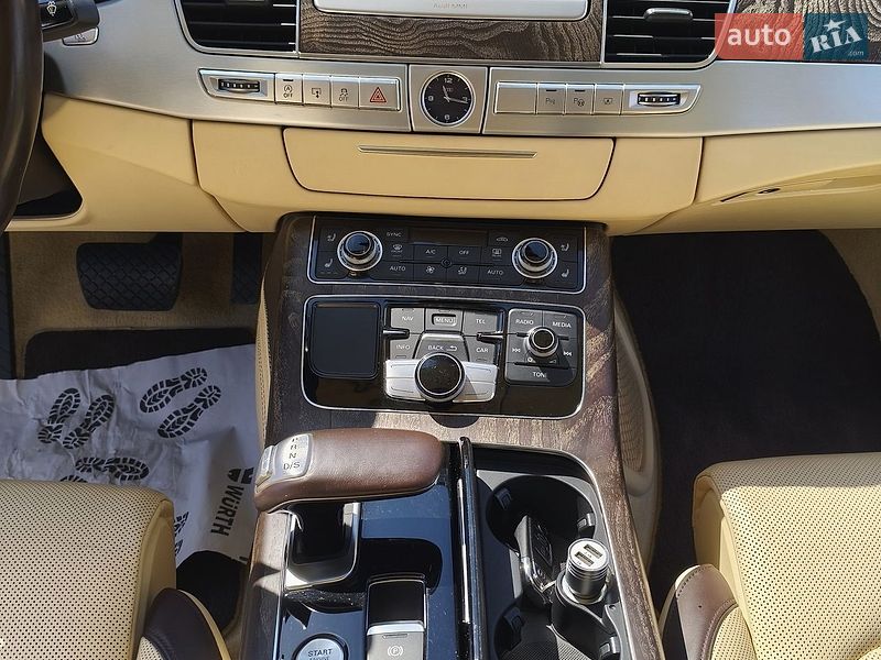 Седан Audi A8 2014 в Львове