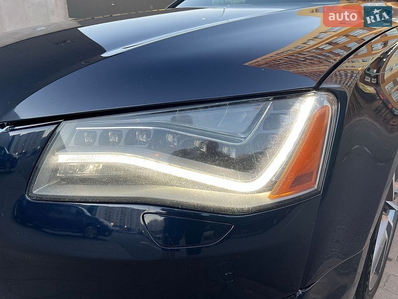 Седан Audi A8 2011 в Вишневом
