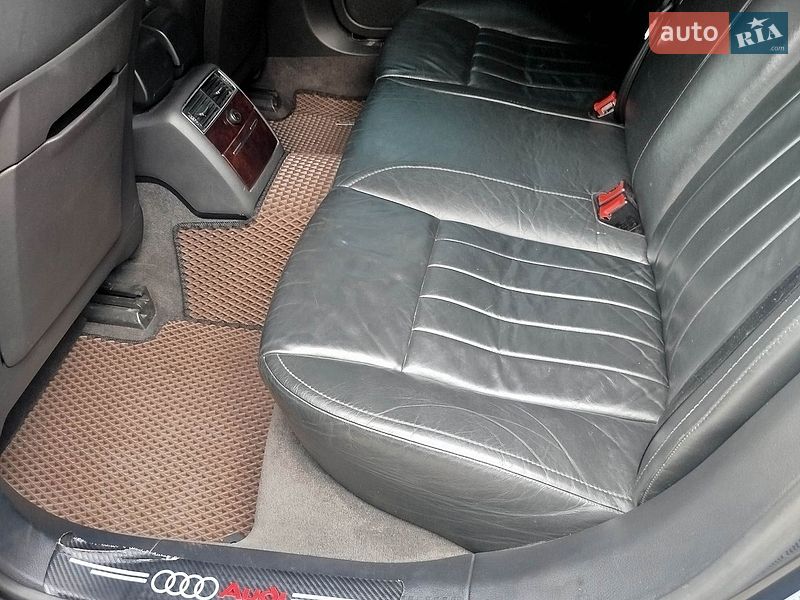 Седан Audi A8 2005 в Рава-Русской