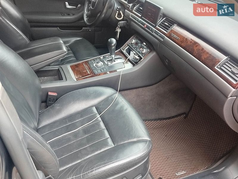 Седан Audi A8 2005 в Рава-Русской
