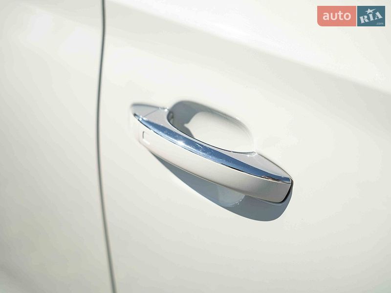 Седан Audi A8 2015 в Черновцах