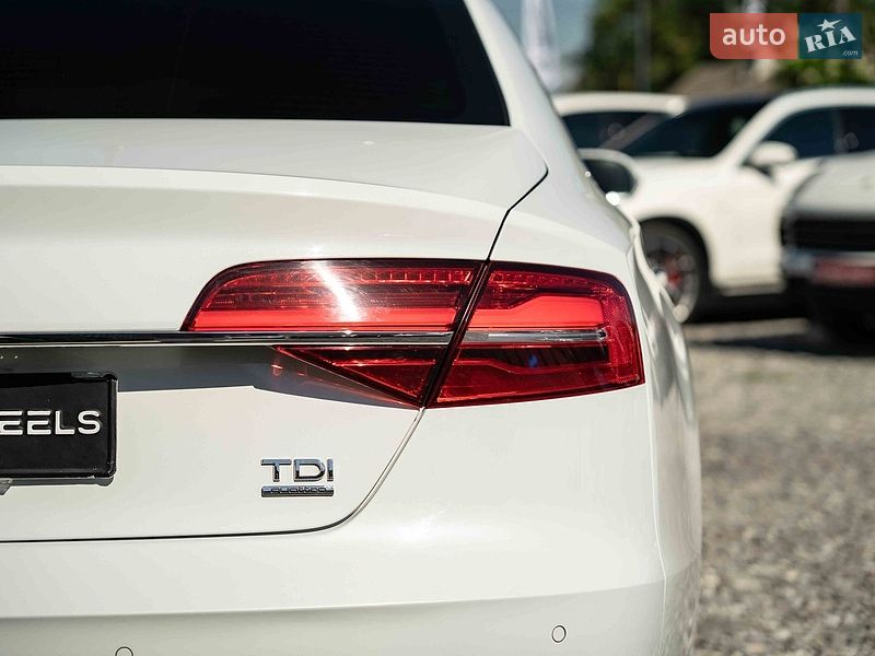 Седан Audi A8 2015 в Черновцах