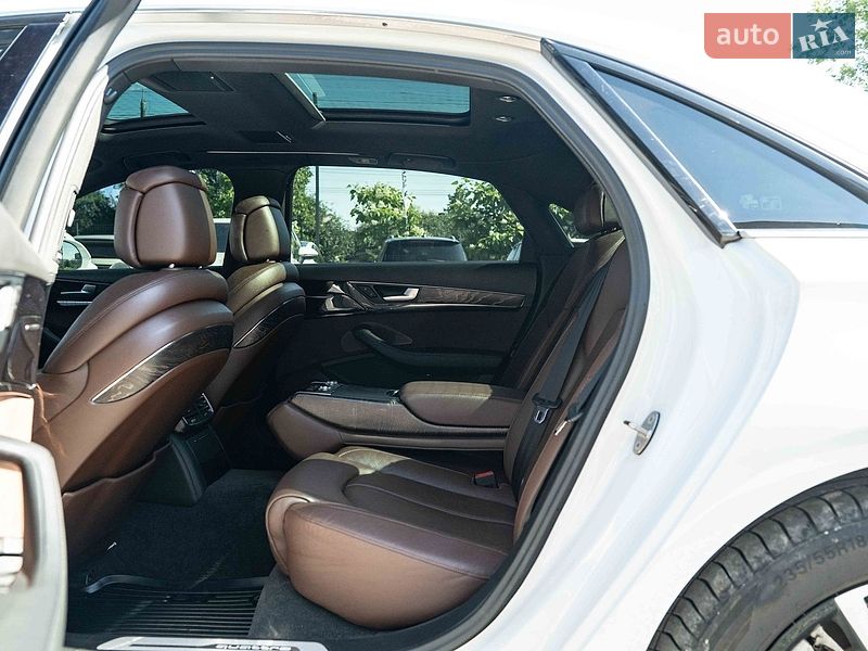 Седан Audi A8 2015 в Черновцах