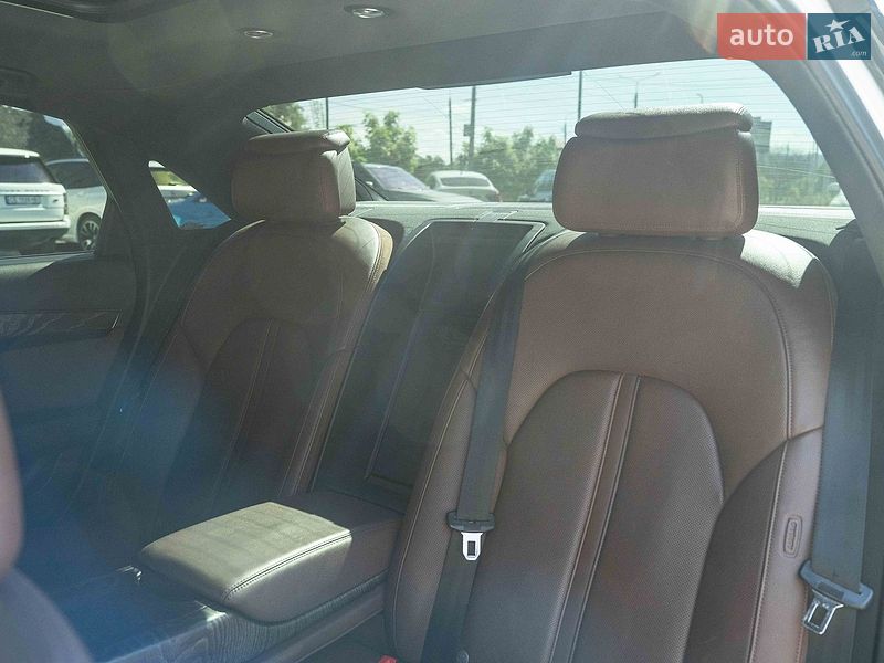 Седан Audi A8 2015 в Черновцах