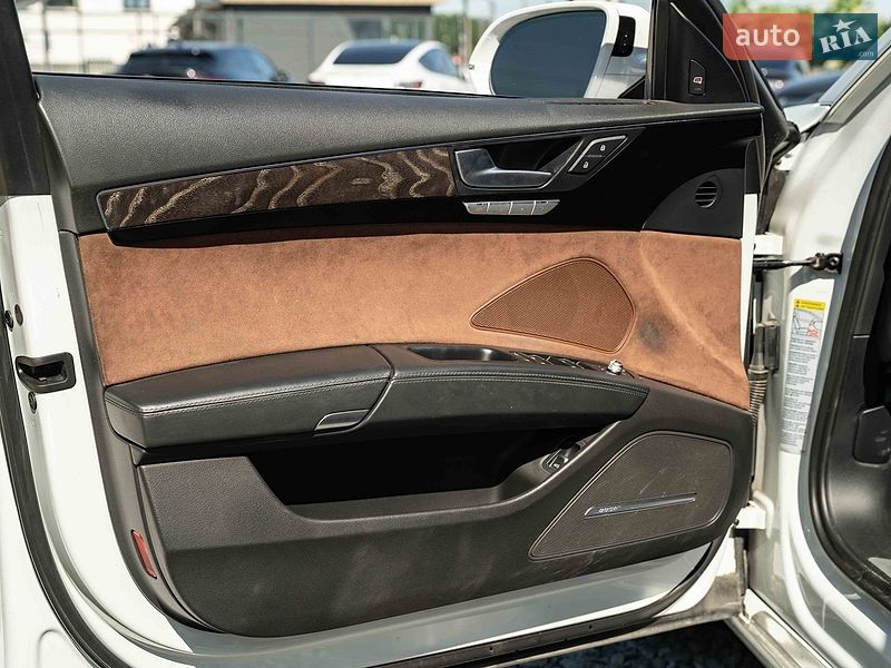 Седан Audi A8 2015 в Черновцах