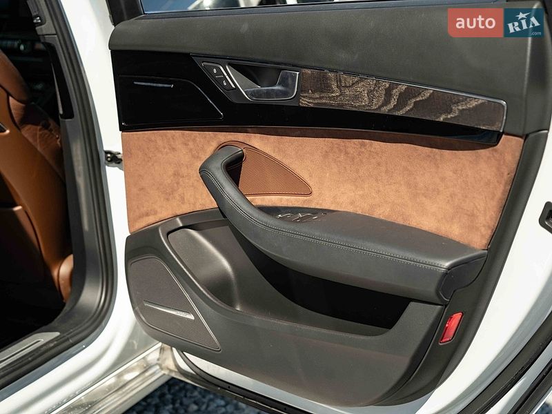 Седан Audi A8 2015 в Черновцах
