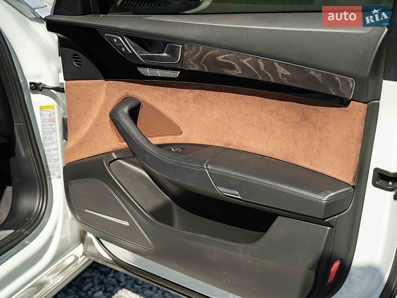 Седан Audi A8 2015 в Черновцах