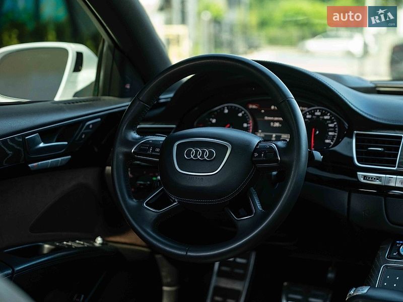 Седан Audi A8 2015 в Черновцах