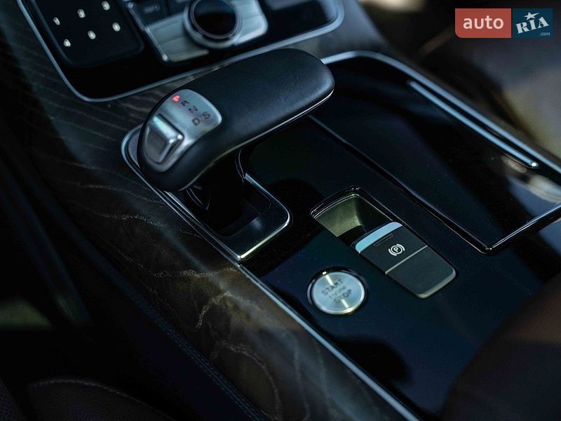 Седан Audi A8 2015 в Черновцах