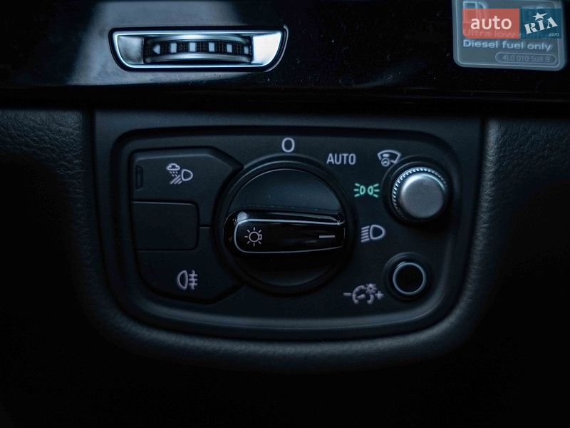 Седан Audi A8 2015 в Черновцах