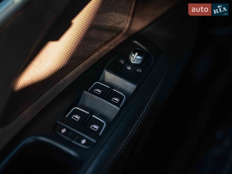 Седан Audi A8 2015 в Черновцах