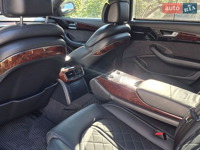 Седан Audi A8 2012 в Львові