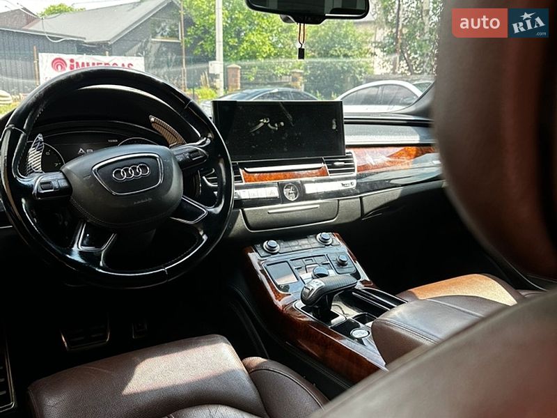Седан Audi A8 2012 в Львові