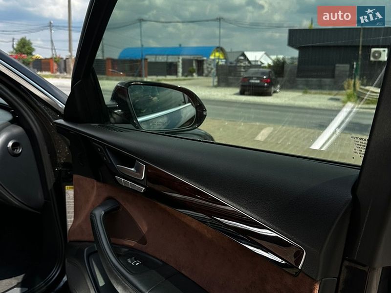 Седан Audi A8 2012 в Львові