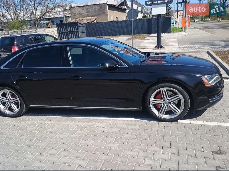 Седан Audi A8 2012 в Новоселице