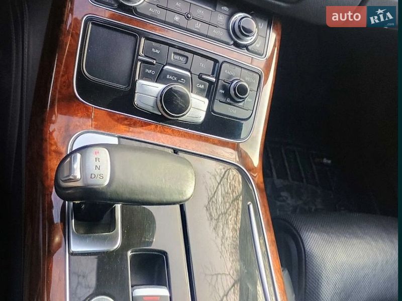 Седан Audi A8 2012 в Новоселице