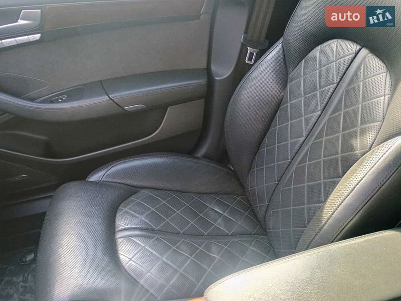 Седан Audi A8 2012 в Новоселице