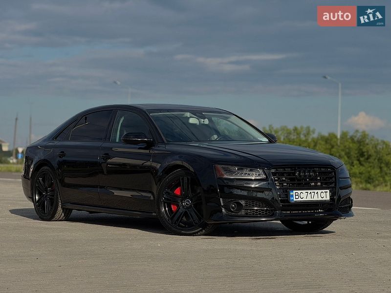Седан Audi A8 2015 в Львове Седан Audi A8 2015 в Львове