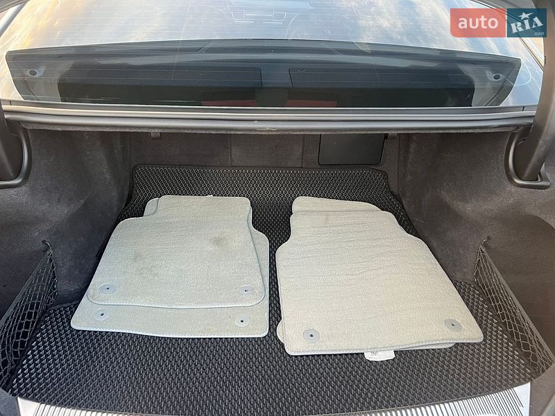 Седан Audi A8 2013 в Києві