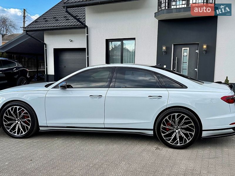 Седан Audi A8 2018 в Львові