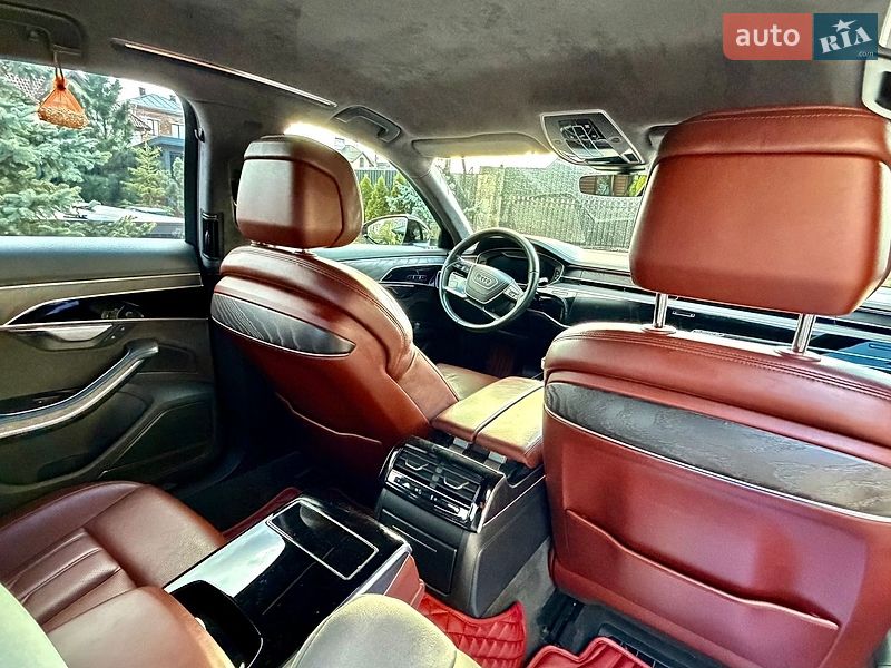 Седан Audi A8 2018 в Львові