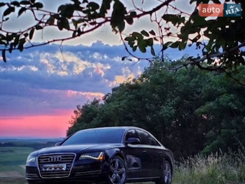 Седан Audi A8 2012 в Новоселице