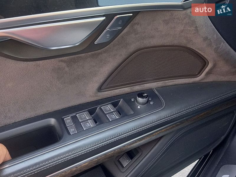 Седан Audi A8 2018 в Полтаві
